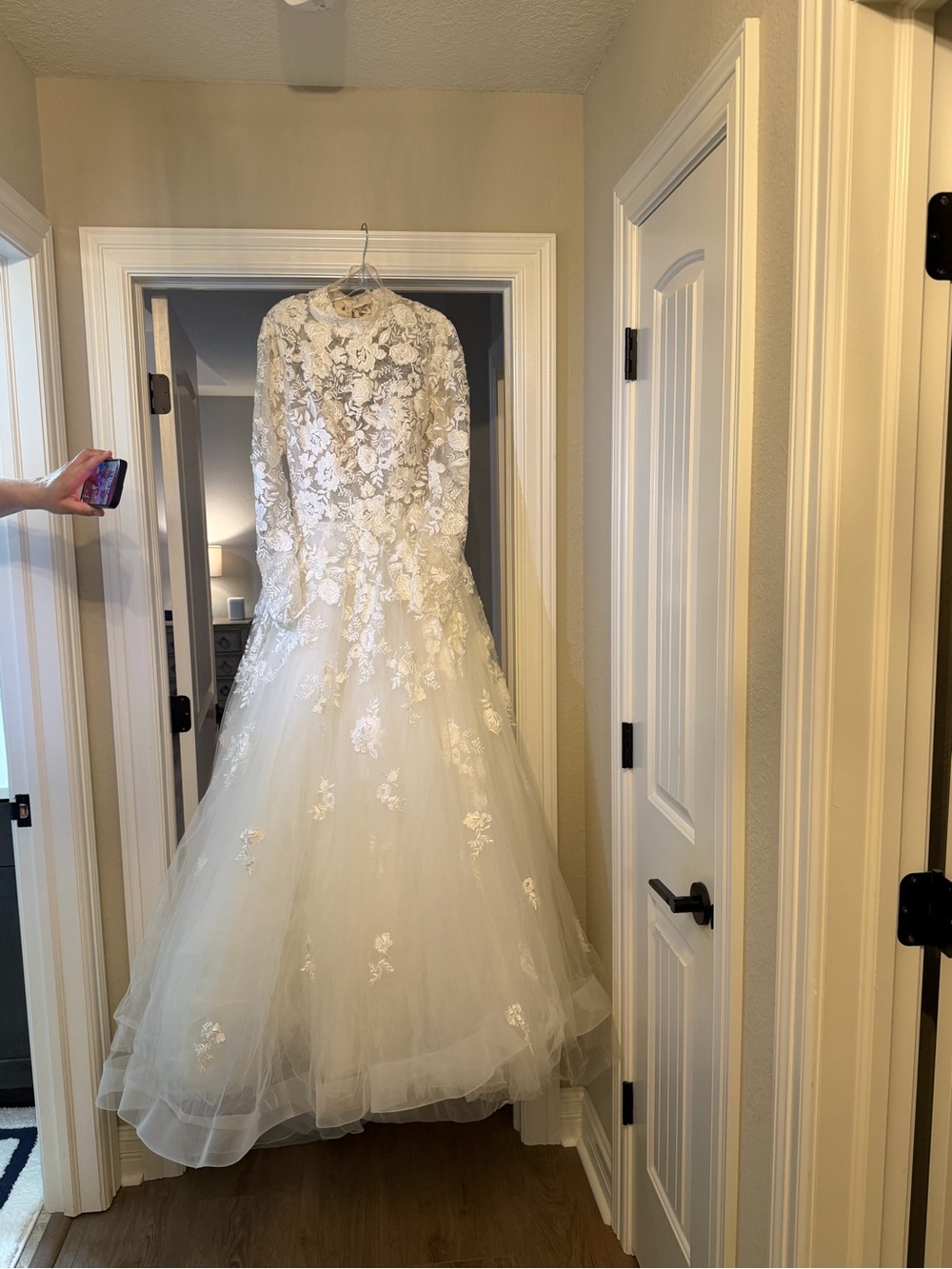 BRAND NEW Romantic Lace Long-Sleeve Bridal Gown